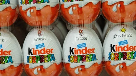 Imagen de archivo de huevos Kinder Sorpresa en un supermercado Imagen de archivo de huevos Kinder Sorpresa en un supermercado