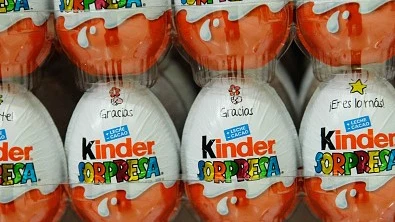 Imagen de archivo de huevos Kinder Sorpresa en un supermercado