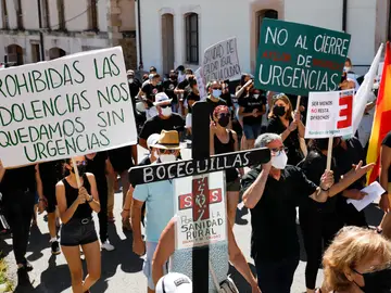 Varias decenas de personas participan en una manifestación por una sanidad rural de calidad, en Sepúlveda, Segovia, Castilla y León (España).