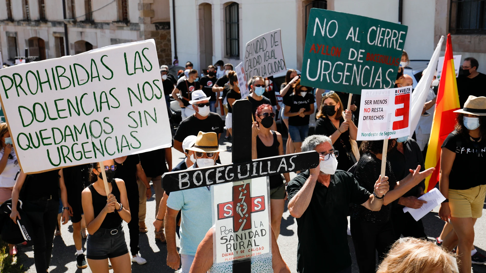 Varias decenas de personas participan en una manifestación por una sanidad rural de calidad, en Sepúlveda, Segovia, Castilla y León (España).