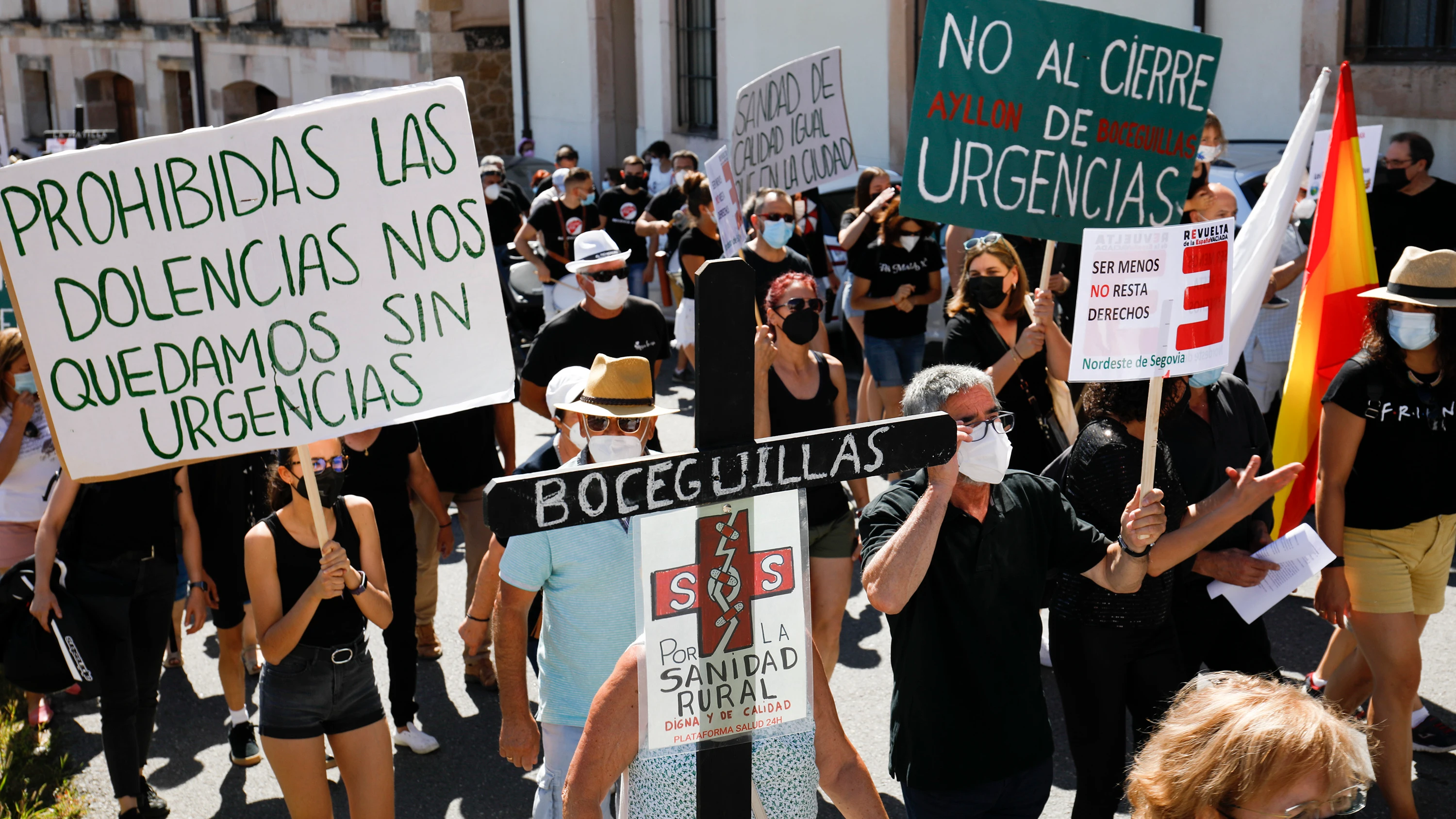 Varias decenas de personas participan en una manifestación por una sanidad rural de calidad, en Sepúlveda, Segovia, Castilla y León (España).