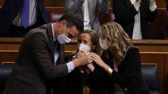 El presidente del Gobierno, Pedro Sánchez (i), la vicepresidenta primera Nadia Calviño (c), y la vicepresidenta y ministra de Trabajo, Yolanda Díaz, se felicitan después de que el pleno del Congreso de los Diputados votara a favor de la convalidación de la reforma laboral. El presidente del Gobierno, Pedro Sánchez (i), la vicepresidenta primera Nadia Calviño (c), y la vicepresidenta y ministra de Trabajo, Yolanda Díaz, se felicitan después de que el pleno del Congreso de los Diputados votara a favor de la convalidación de la reforma laboral.