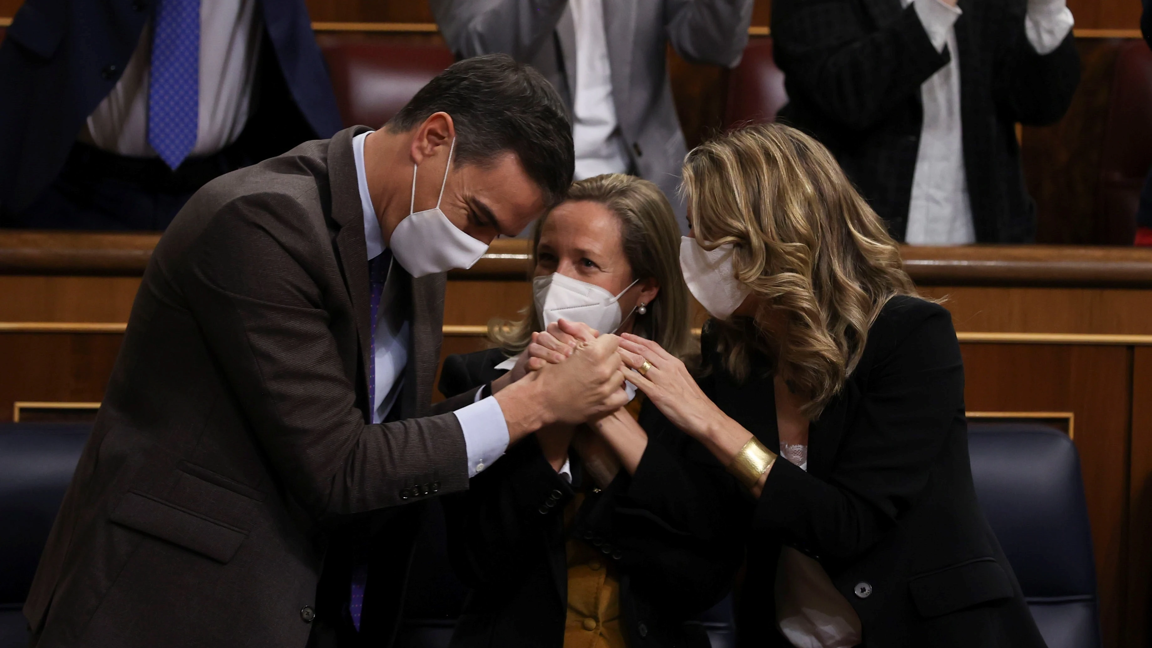 El presidente del Gobierno, Pedro Sánchez (i), la vicepresidenta primera Nadia Calviño (c), y la vicepresidenta y ministra de Trabajo, Yolanda Díaz, se felicitan después de que el pleno del Congreso de los Diputados votara a favor de la convalidación de la reforma laboral.