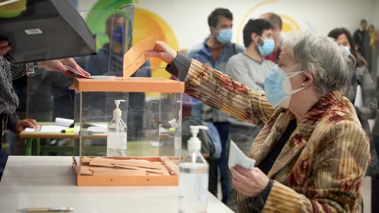 Una anciana ejerce su derecho a voto en el Colegio La Inmaculada-Marillac por las elecciones de Madrid (2021) Una anciana ejerce su derecho a voto en el Colegio La Inmaculada-Marillac por las elecciones de Madrid (2021)