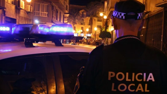 Agentes de la Policía Local de Elche en un servicio nocturno. Agentes de la Policía Local de Elche en un servicio nocturno.