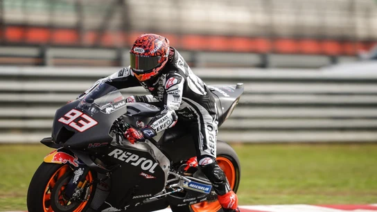 Regreso amargo de Marc Márquez: dos caídas con la Honda de 2022 El español sigue sumando horas de pilotaje
