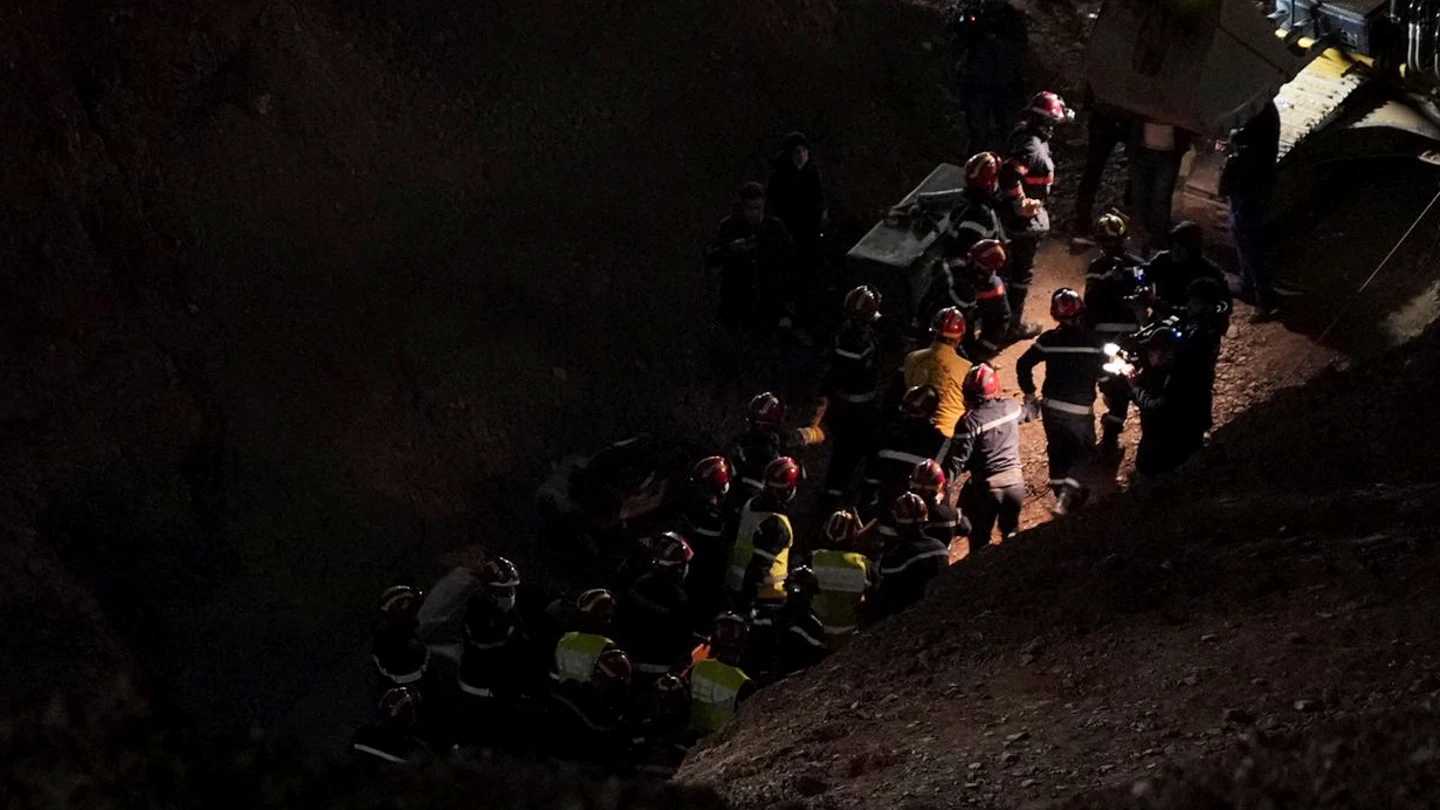 Los servicios de emergencia sacan el cuerpo sin vida de Rayan Los servicios de emergencia sacan el cuerpo sin vida de Rayan