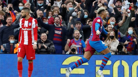 Araujo celebra un gol en la cara de Carrasco Araujo celebra un gol en la cara de Carrasco
