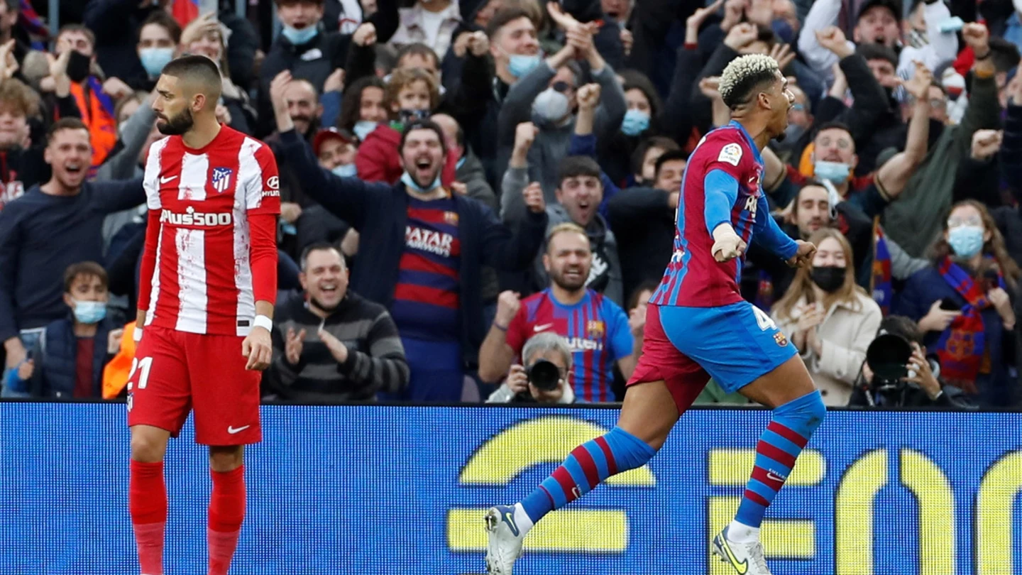 Araujo celebra un gol en la cara de Carrasco Araujo celebra un gol en la cara de Carrasco