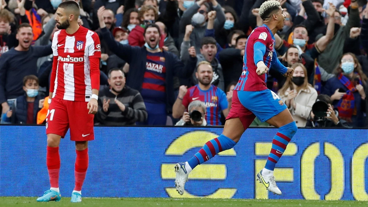 Araujo celebra un gol en la cara de Carrasco