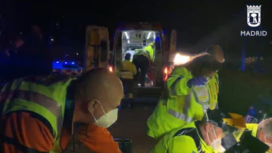 Imagen del Sammur atendiendo a un joven en Madrid Imagen del Sammur atendiendo a un joven en Madrid