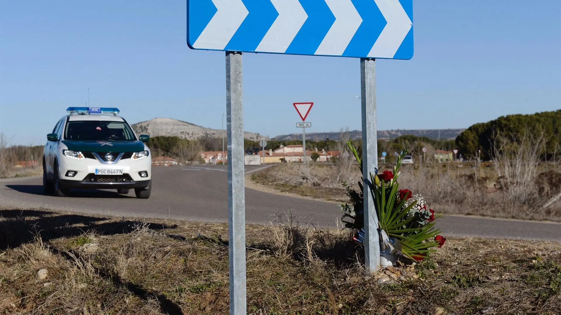 Un vehículo de la Guardia Civil pasa este lunes junto al lugar donde se encontró el cuerpo sin vida de Esther López