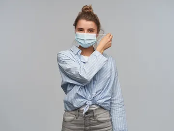 Joven se quita la mascarilla Joven se quita la mascarilla