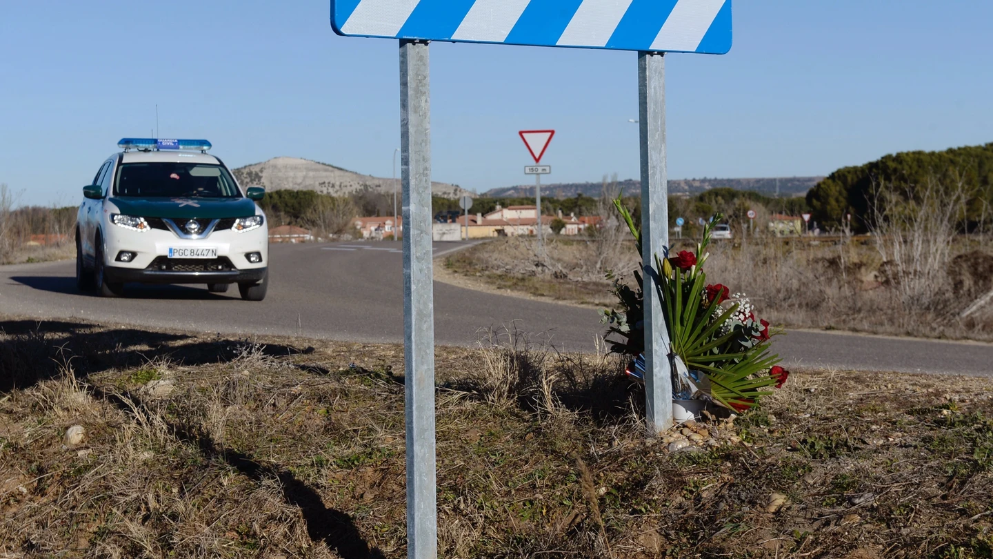 Flores en el lugar donde fue hallado el cuerpo de Esther López Flores en el lugar donde fue hallado el cuerpo de Esther López