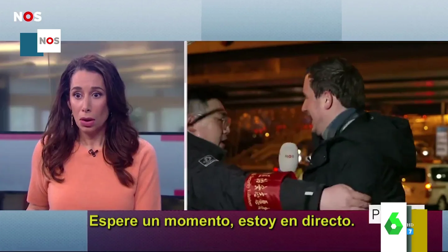 Un reportero se ve obligado a cortar su directo al ser interrumpido por la policía Un reportero se ve obligado a cortar su directo al ser interrumpido por la policía