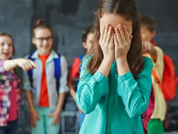 Niños se ríen de una compañera en un posible caso de bullying Niños se ríen de una compañera en un posible caso de bullying