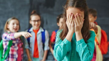 Niños se ríen de una compañera en un posible caso de bullying