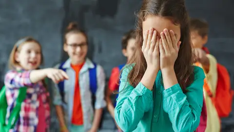 Niños se ríen de una compañera en un posible caso de bullying Niños se ríen de una compañera en un posible caso de bullying