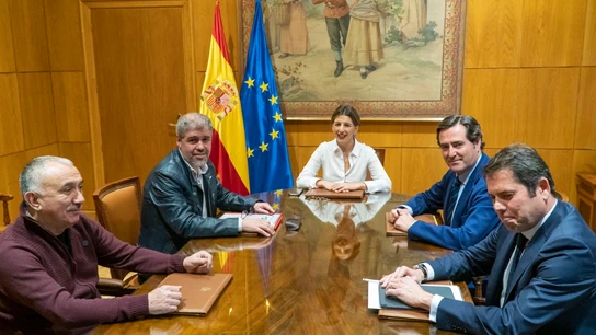 Imagen de archivo de una mesa de negociación del Gobierno con la patronal y sindicatos. Imagen de archivo de una mesa de negociación del Gobierno con la patronal y sindicatos.