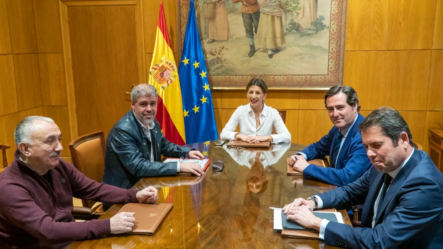 Imagen de archivo de una mesa de negociación del Gobierno con la patronal y sindicatos. Imagen de archivo de una mesa de negociación del Gobierno con la patronal y sindicatos.