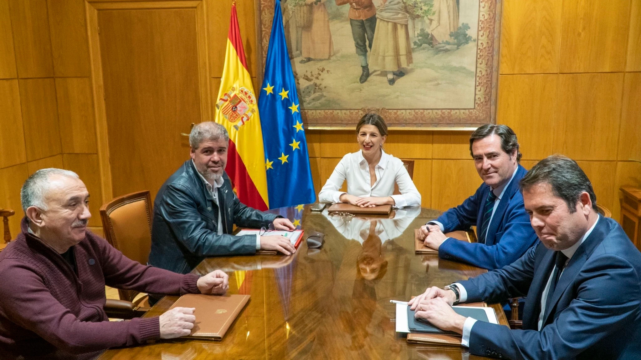 Imagen de archivo de una mesa de negociación del Gobierno con la patronal y sindicatos.