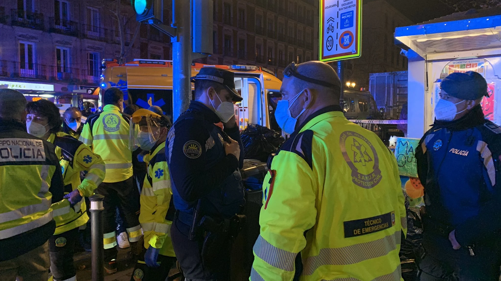Miembros de la Policía Nacional y del Samur Protección Civil en el lugar del asesinato del menor de 15 años en Atocha (Madrid)