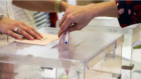 Imagen de archivo de una persona depositando su voto Imagen de archivo de una persona depositando su voto