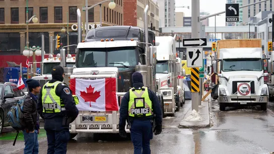 Bloqueo de protesta en una calle del centro de Ottawa, Canadá Bloqueo de protesta en una calle del centro de Ottawa, Canadá