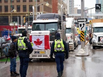 Bloqueo de protesta en una calle del centro de Ottawa, Canadá