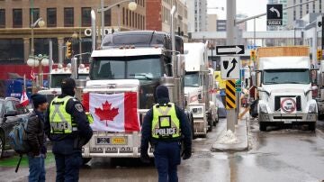 Bloqueo de protesta en una calle del centro de Ottawa, Canadá