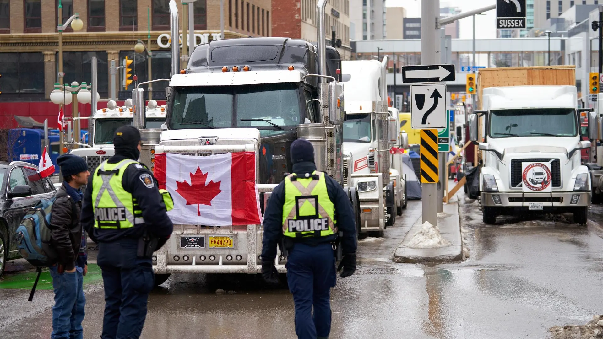 Bloqueo de protesta en una calle del centro de Ottawa, Canadá