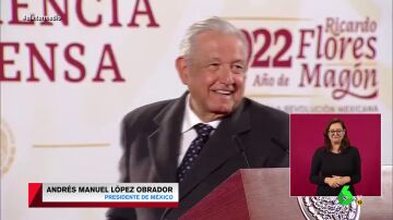López Obrador se mofa de su adversario político mostrando el vídeo en el que se cae de una silla: "Así es la alta política en México"
