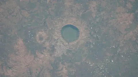 Lago Lonar visto desde el espacio Lago Lonar visto desde el espacio