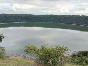 El Lago Lonar: cómo surgió y por qué ha cambiado misteriosamente de color El Lago Lonar: cómo surgió y por qué ha cambiado misteriosamente de color