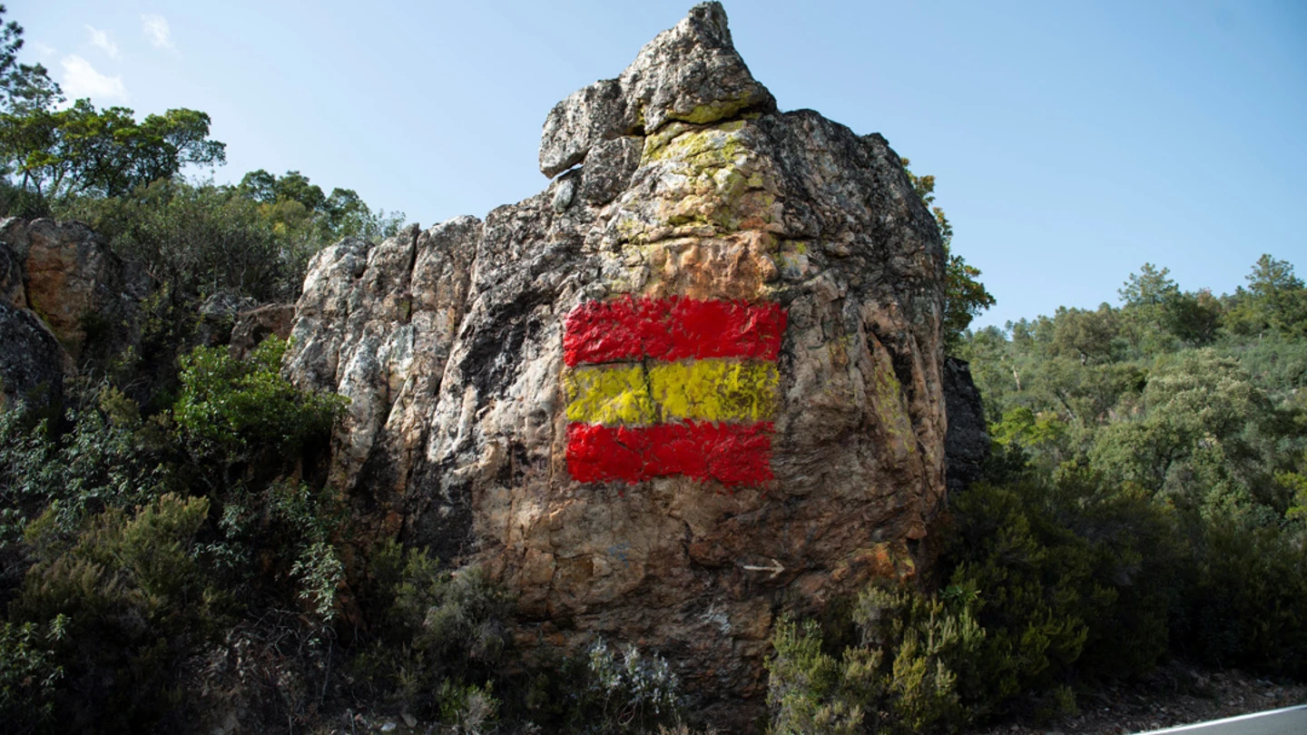 Pintan una gran bandera de España sobre arte rupestre de más de 6.000 años en Ciudad Real Pintan una gran bandera de España sobre arte rupestre de más de 6.000 años en Ciudad Real