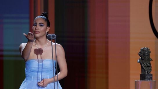 Mar&iacute;a Jos&eacute; Llergo lanza un beso a Pen&eacute;lope Cruz tras recibir el Goya