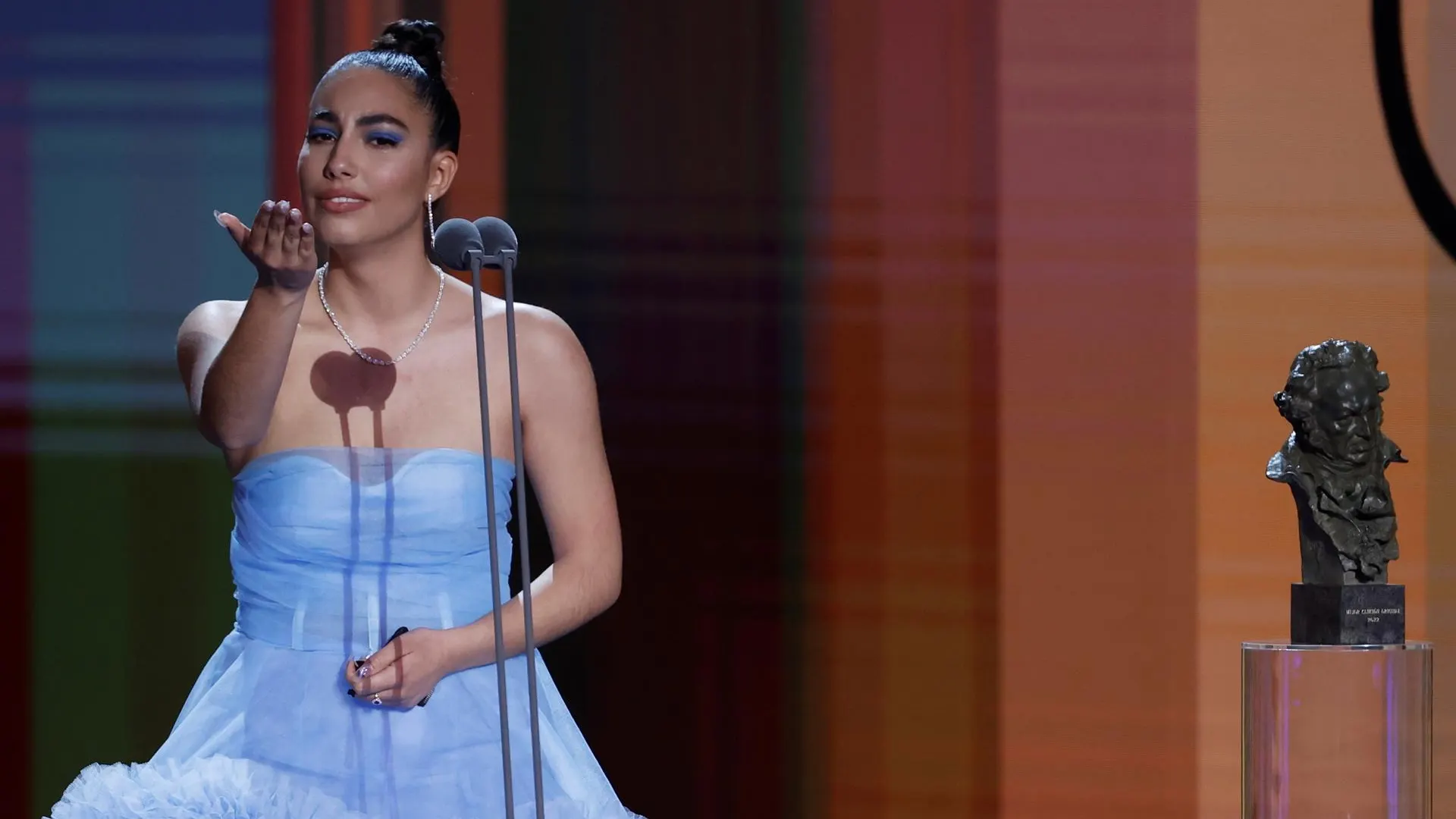 María José Llergo lanza un beso a Penélope Cruz tras recibir el Goya