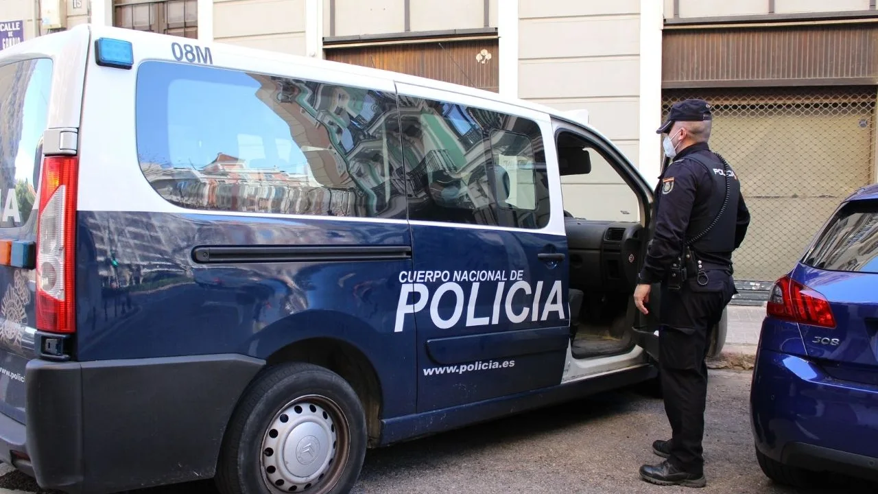 Un agente y un coche de la Policía Nacional