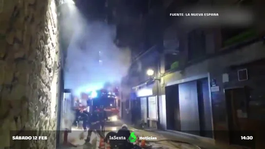 Así es la espectacular humareda que ha levantado un incendio en un hotel de Gijón Así es la espectacular humareda que ha levantado un incendio en un hotel de Gijón