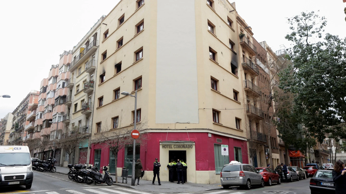 Varios heridos, uno de ellos crítico, en el incendio del Hotel Coronado de Nou de la Rambla de Barcelona Varios heridos, uno de ellos crítico, en el incendio del Hotel Coronado de Nou de la Rambla de Barcelona
