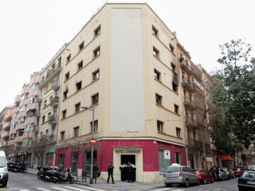 Varios heridos, uno de ellos crítico, en el incendio del Hotel Coronado de Nou de la Rambla de Barcelona
