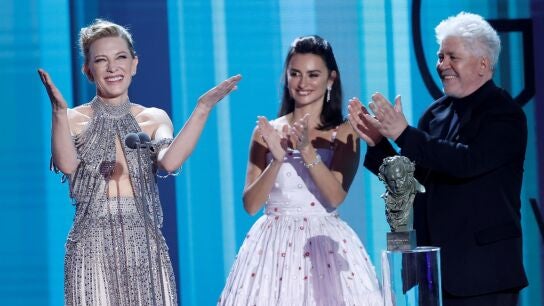 La actriz australiana Cate Blanchett (i) recibe el Goya Internacional de manos de la actriz Pen&eacute;lope Cruz y el director Pedro Almod&oacute;var, 