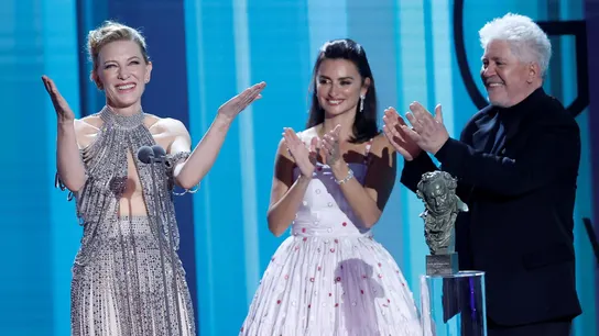 La actriz australiana Cate Blanchett (i) recibe el Goya Internacional de manos de la actriz Penélope Cruz y el director Pedro Almodóvar, La actriz australiana Cate Blanchett (i) recibe el Goya Internacional de manos de la actriz Penélope Cruz y el director Pedro Almodóvar,