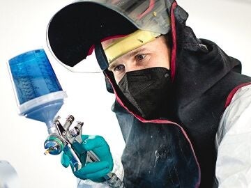Miembro de Alpine pintando el coche de 2022