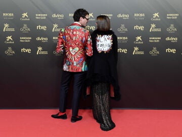 Macarena Gómez y Aldo Comas homenajean a Verónica Forqué con sus looks en los Goya 2022