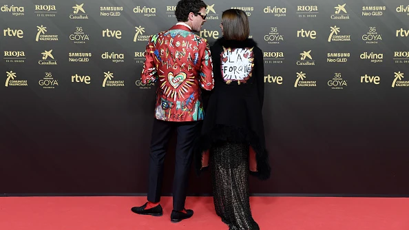 Macarena Gómez y Aldo Comas homenajean a Verónica Forqué con sus looks en los Goya 2022