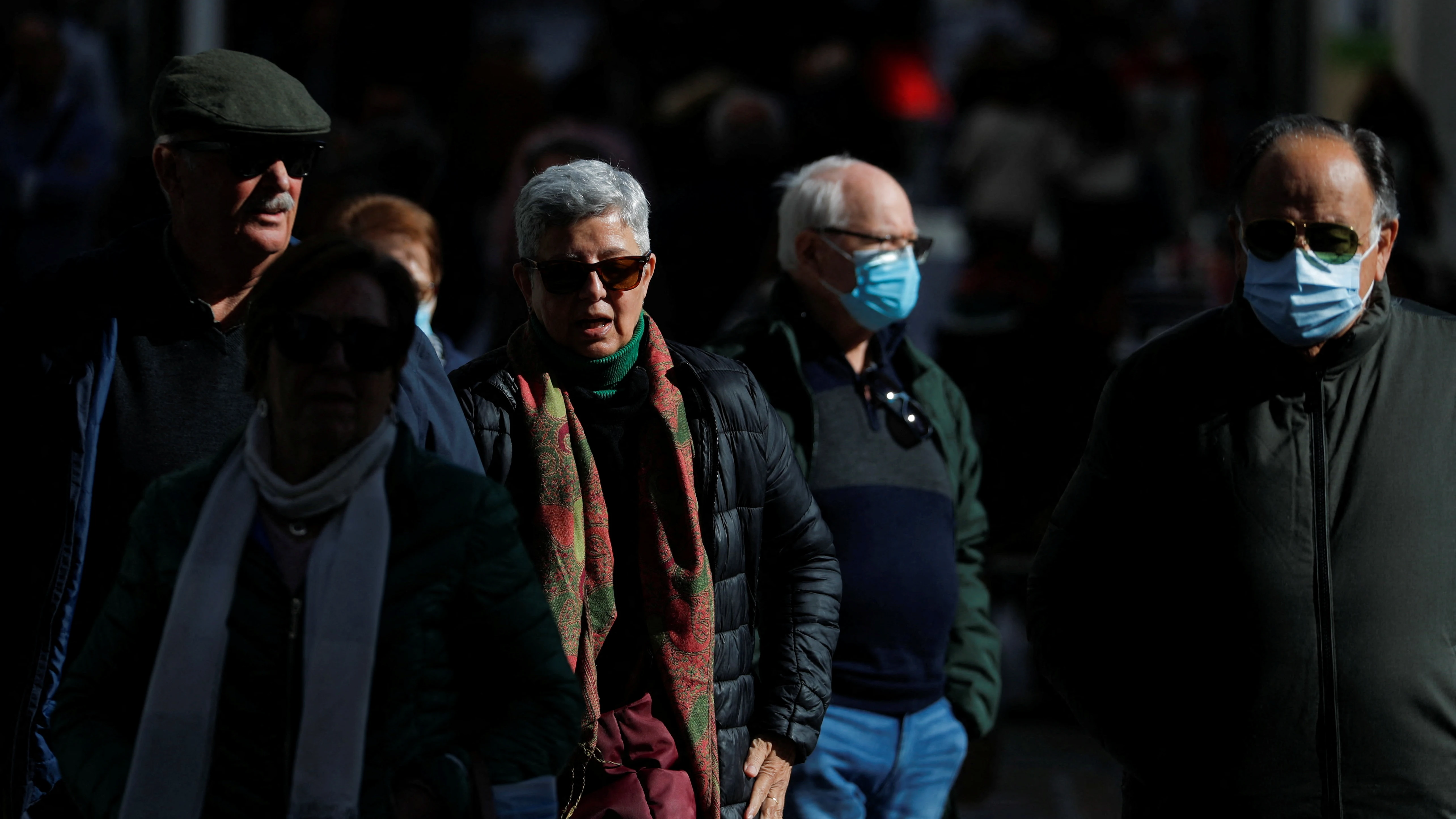 Varias personas circulan por las calles de Ronda