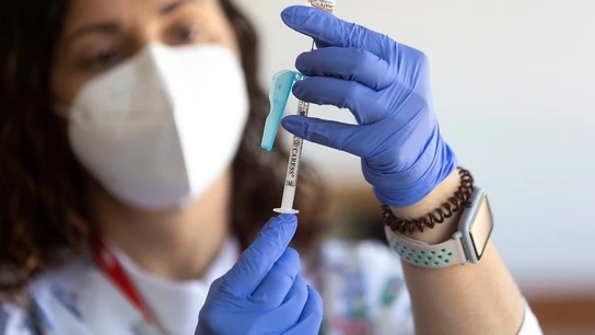 Las vacunas contra el coronavirus pueden mejorar los síntomas del COVID persistente. Las vacunas contra el coronavirus pueden mejorar los síntomas del COVID persistente.