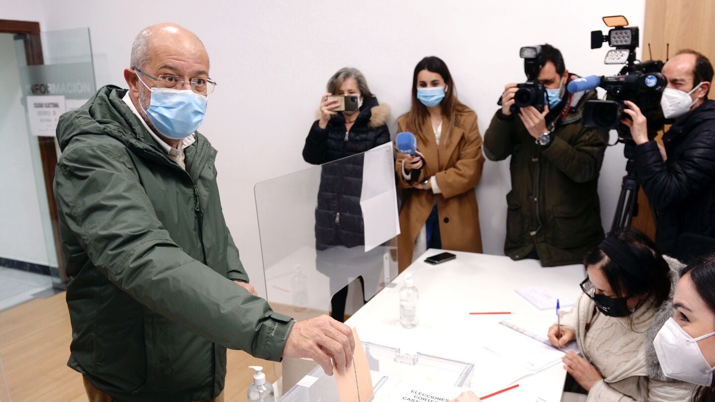 El candidato de Ciudadanos en Castilla y Le&oacute;n, Francisco Igea, ejerce su derecho al voto en Valladolid