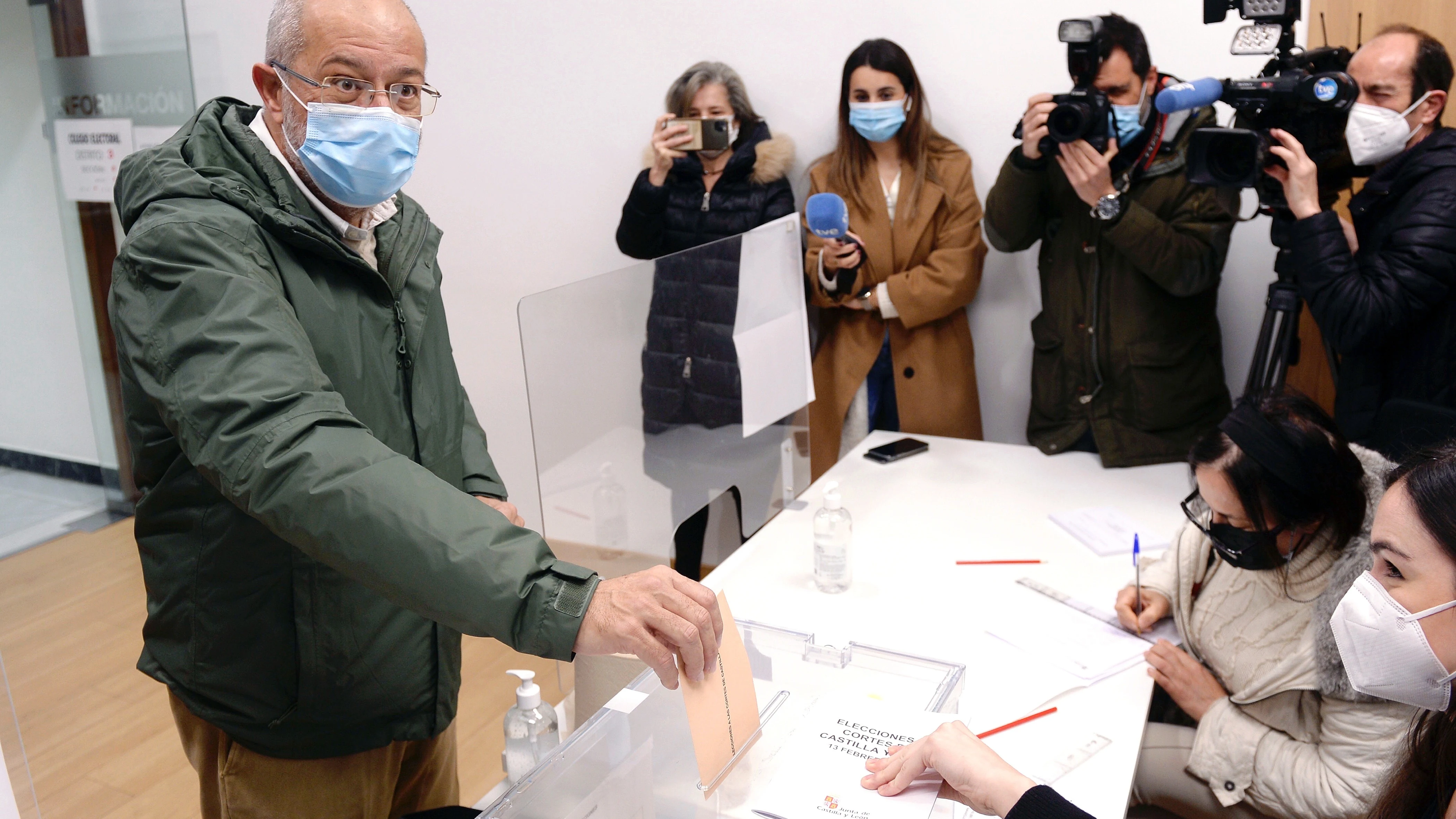 El candidato de Ciudadanos en Castilla y León, Francisco Igea, ejerce su derecho al voto en Valladolid